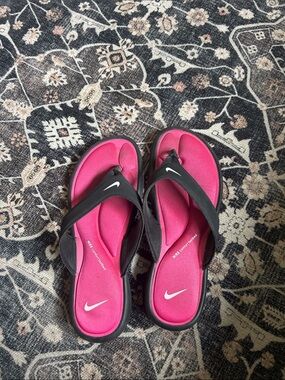 Nike Women's Pink and Black Cushioned Flip Flops